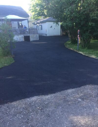 Stationnement en asphalte recyclée