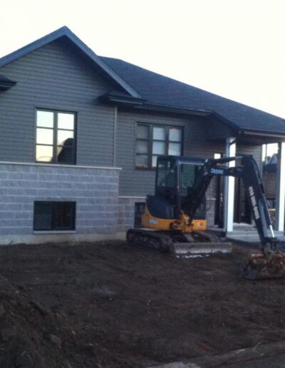 Terrassement extérieur pour la pose de tourbe